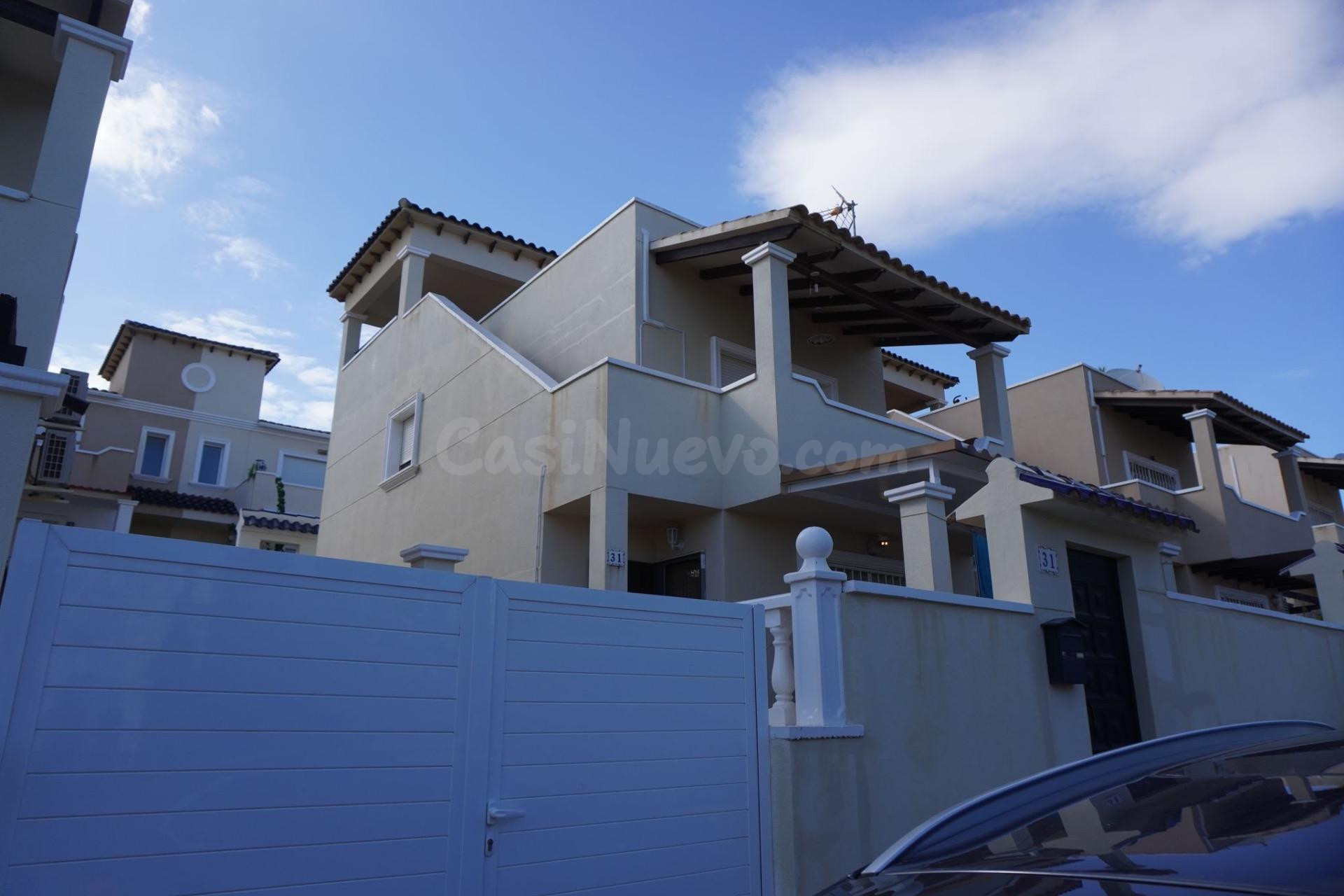 CHALET DE 3 DORMITORIOS CON VISTAS AL MAR Y PISCINA COMUNITARIA - ZONA SAN MIGUEL DE SALINAS -