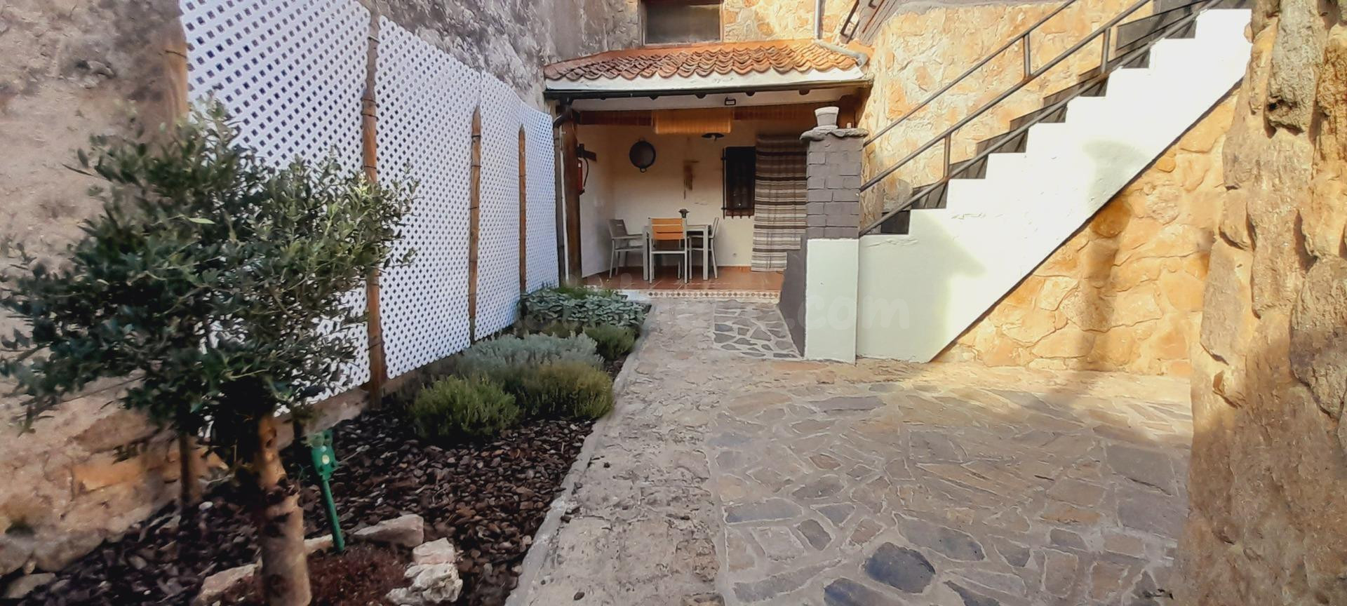 VIVIENDA UNIFAMILIAR EN SOTOSALBOS,  REFORMADA ÍNTEGRAMENTE CONSTRUIDA EN  MAMPOSTERÍA DE PIEDRA DE GRANITO  CON TRES DORMITORIOS