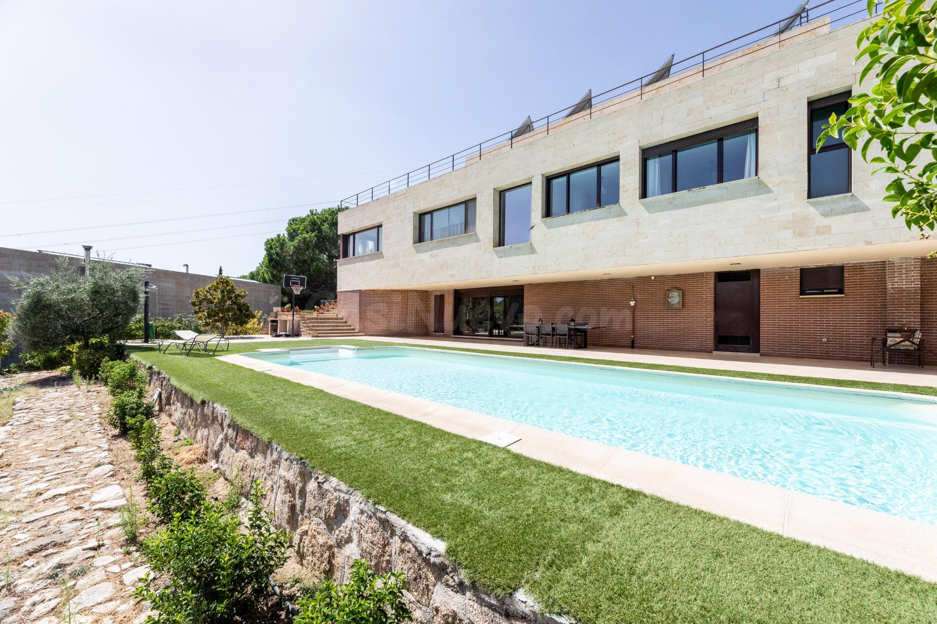 “Precioso y cómodo chalet moderno con vistas espectaculares al skyline de Madrid”