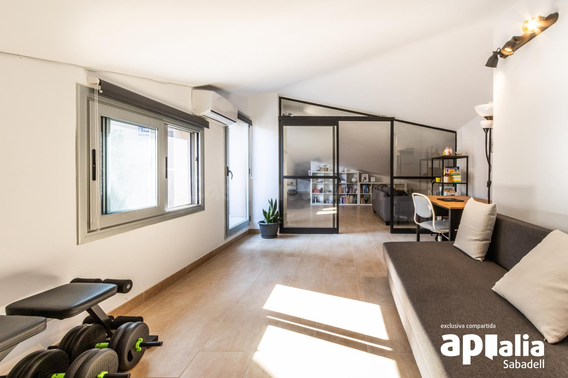 Ático dúplex de 120 m2 con terraza íntima y vistas despejadas — C/ Tres Creus, Sabadell