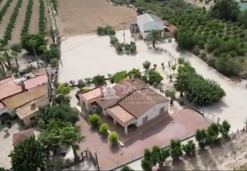 SE VENDE CASA DE CAMPO CON NAVE EN PARCELA DE 10000 M EN CREVILLENTE