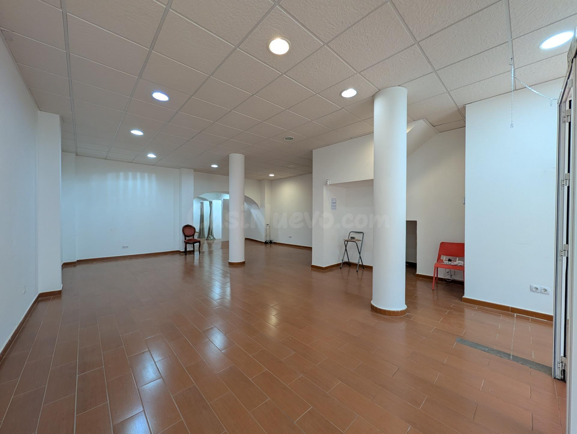 Amplio Local Comercial en el Centro de Ayamonte, Ideal para Negocios