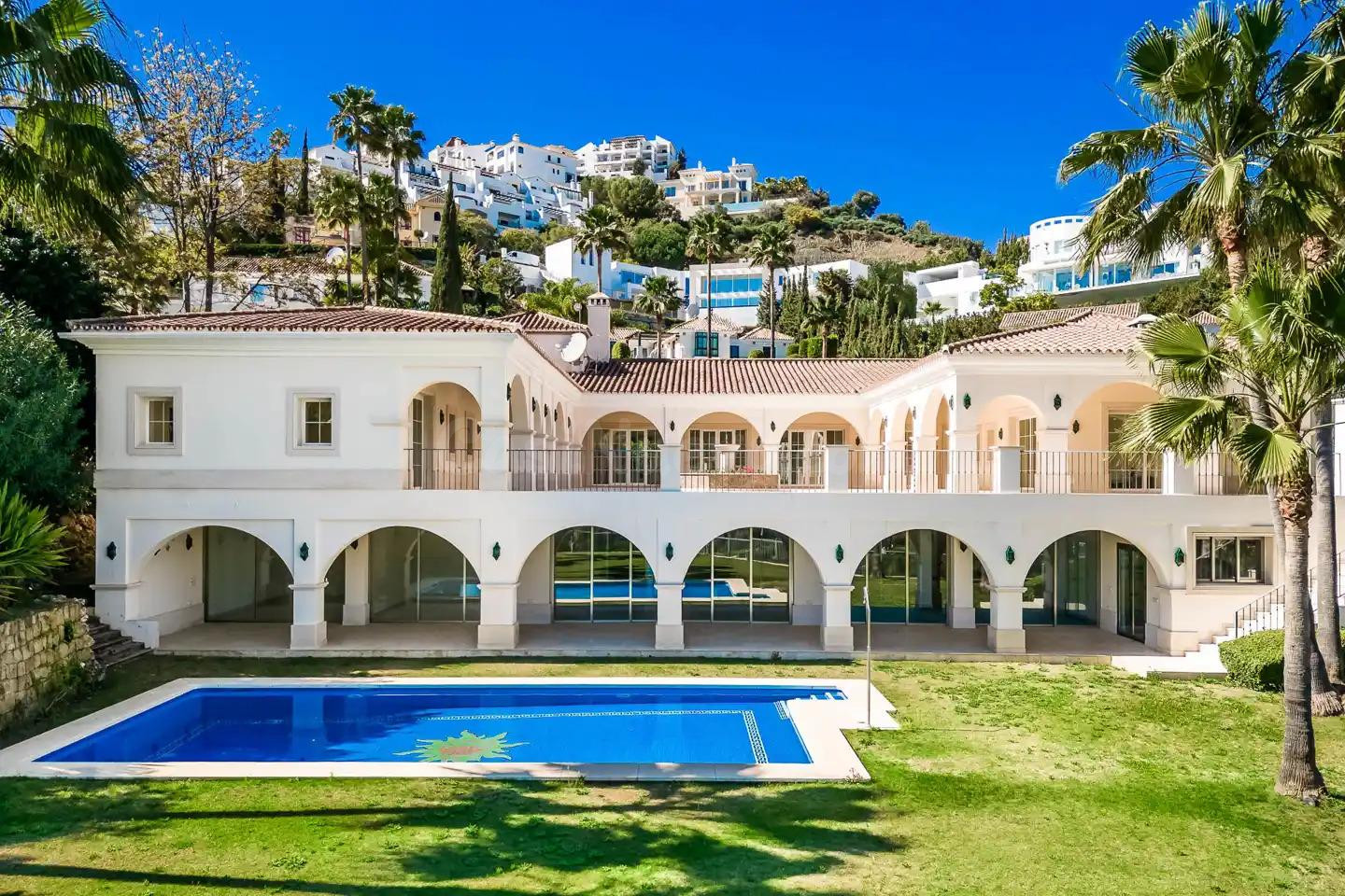 Villa de Lujo en Primera Línea de Golf en Los Arqueros, Benahavis