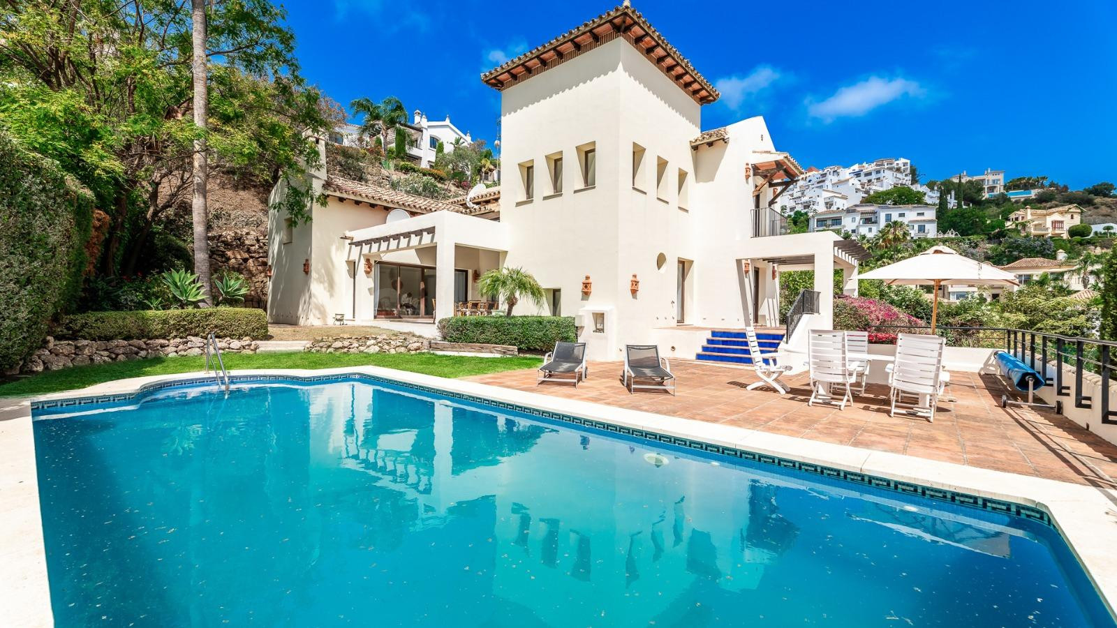 Villa de estilo andaluz, rodeada por impresionantes campos de golf en Los Arqueros, Benahavis