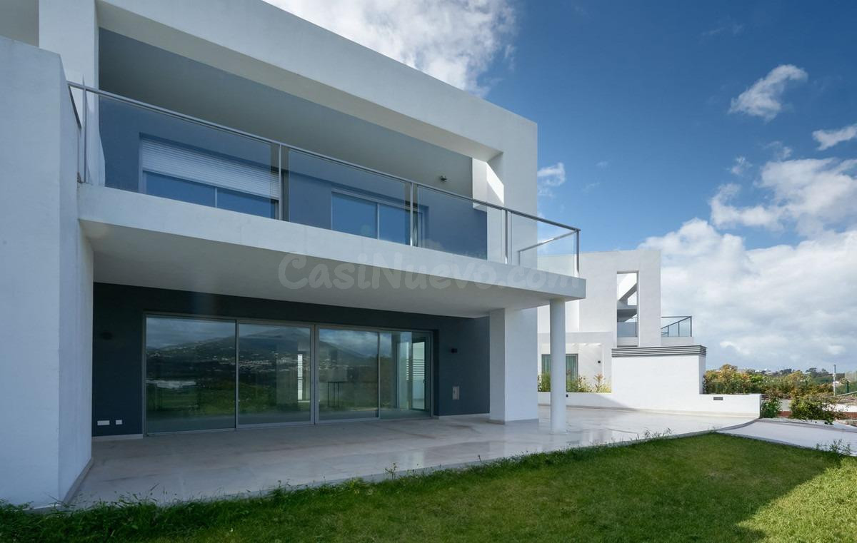 Exclusiva casa adosada nueva en Guadalmina Alta, cerca de todos los servicios y del campo de golf.
