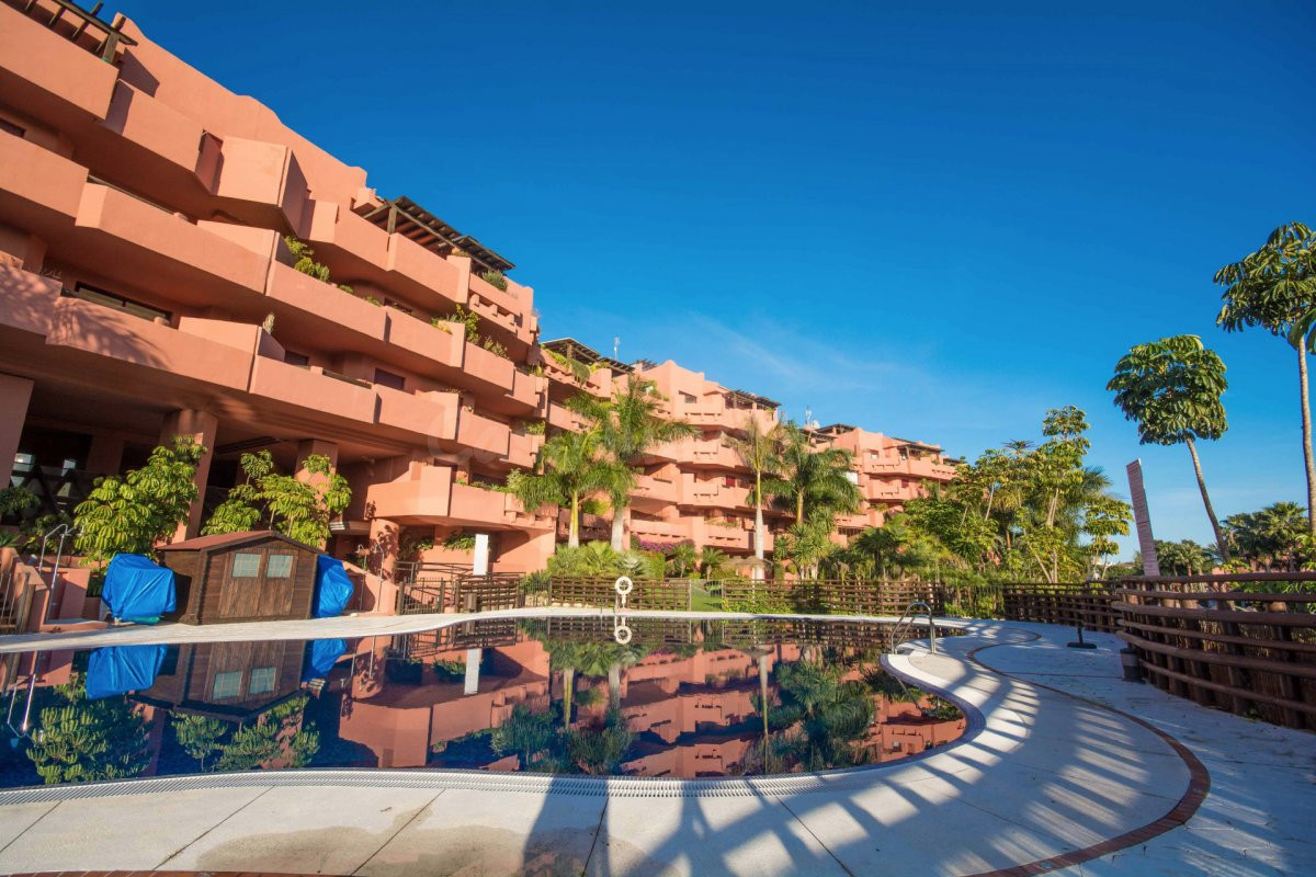 Apartamento de lujo en 100 m del mar en Las Nayades, Estepona