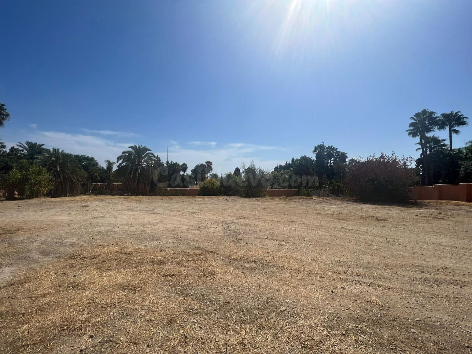 Terreno urbano con licencia den obra en urbanizacion cerrada Rocio de Nagueles, Milla de Oro