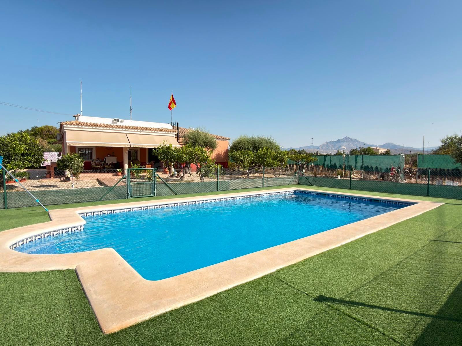 Encantadora Finca Urbana con Piscina en Sant Joan de Alicante