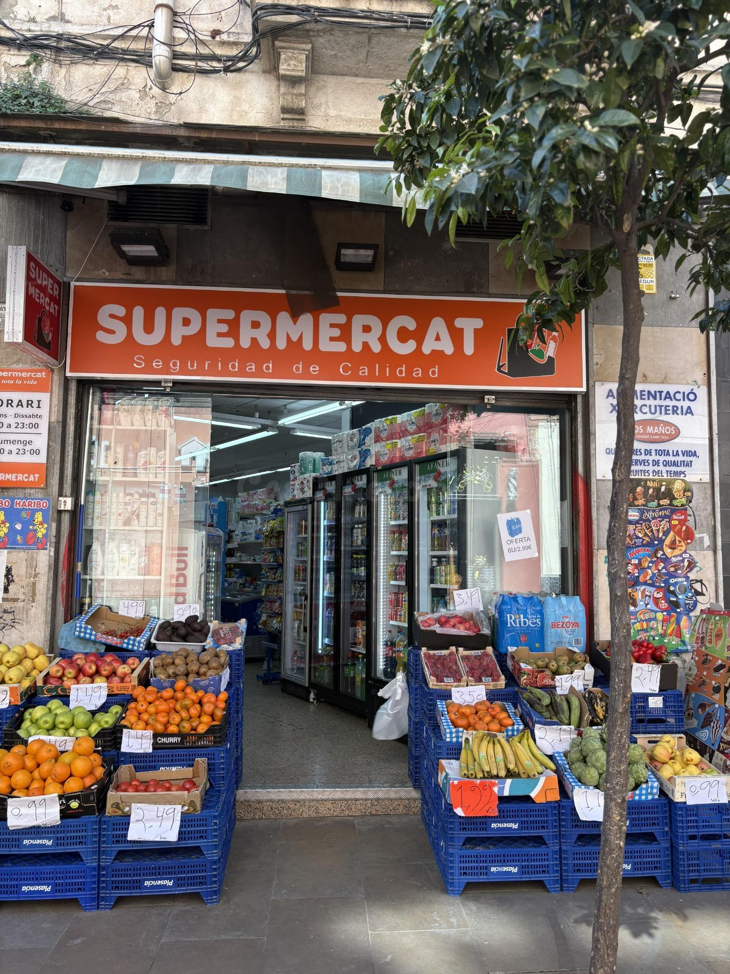 Local en planta baja con patio en venta en la Calle de la Sèquia Comtal en El Clot
