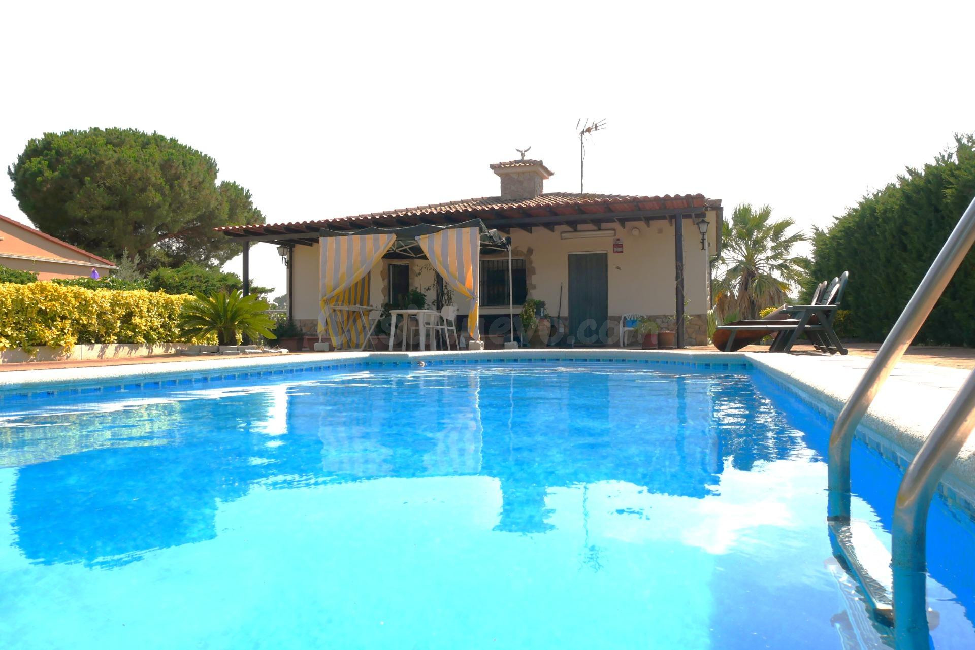 Encantadora casa con Piscina en Lloret Residencial por 299.000€