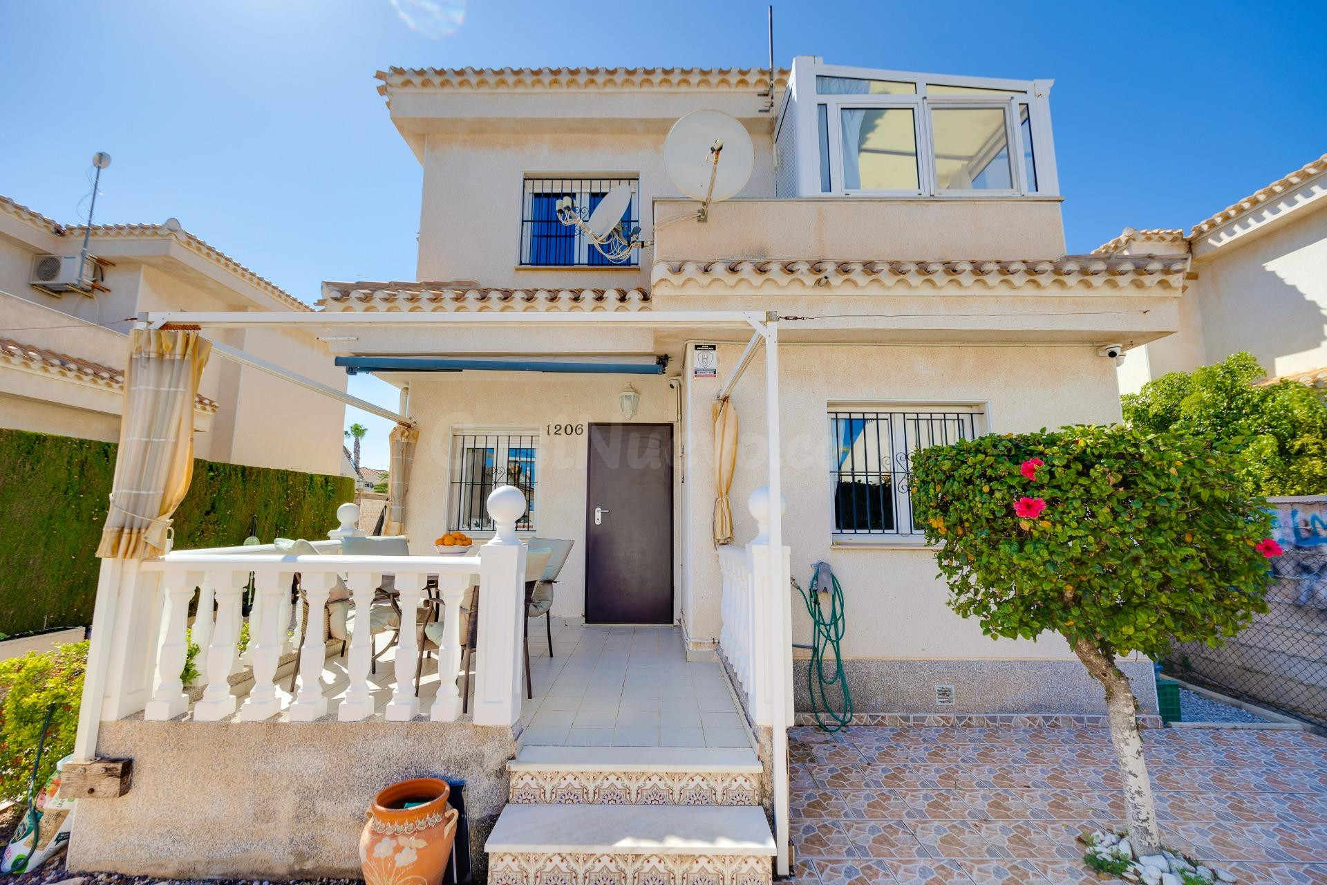 VILLA DE 3 DORMITORIOS Y 2 BAÑOS EN PLAYA FLAMENCA (ORIHUELA COSTA)