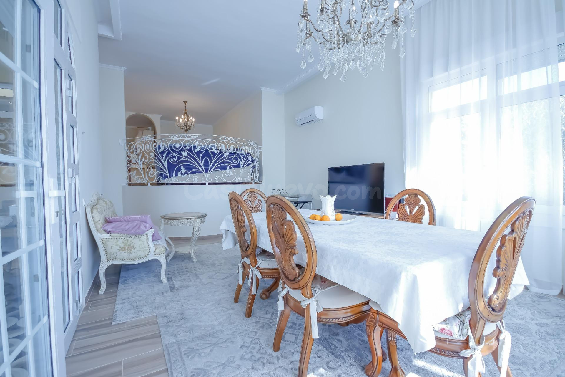 VILLA DE 4 DORMITORIOS, 3 BAÑOS, PISCINA Y JARDÍN EN DEHESA DE CAMPO AMOR (ORIHUELA COSTA)
