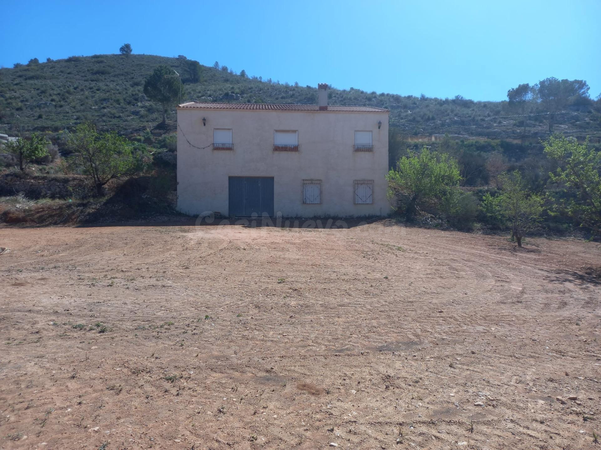 “Vistas espectaculares + vivienda avanzada en parcela de 6.000 m2 – gran oportunidad en Hondón”