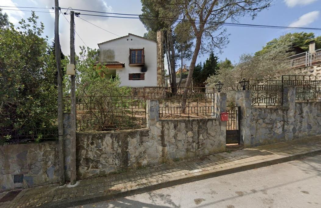 SE VENDE CASA OKUPADA en Calle Figueres-Pinedes Nº 24 de la Torre de Claramunt (Barcelona).