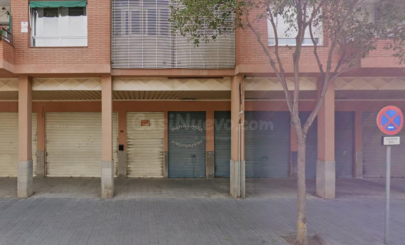 Local okupado en Calle Catalunya de Montcada i Reixac (Barcelona).