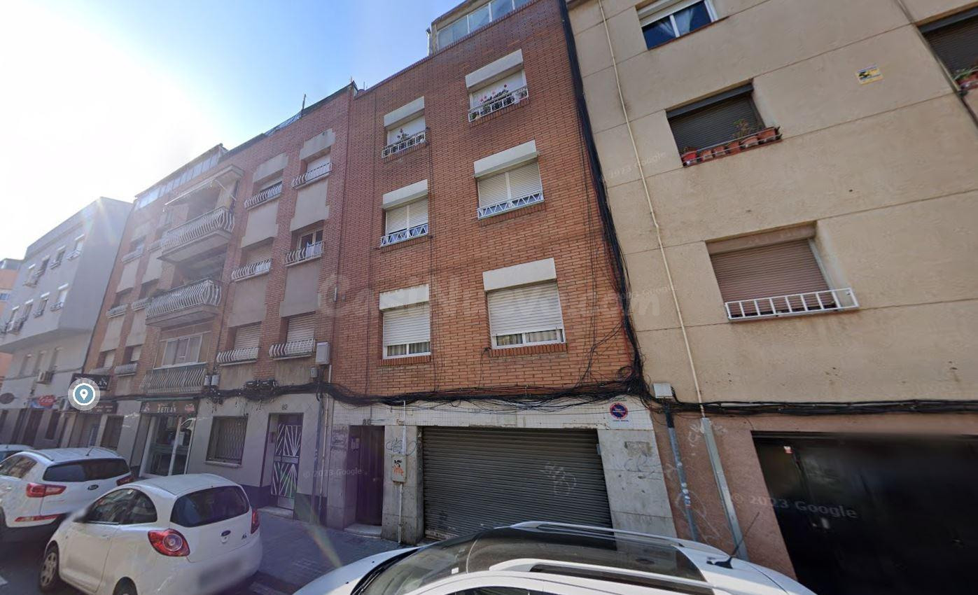 Se vende piso OKUPADO en Santa Coloma de Gramenet (Barcelona).
