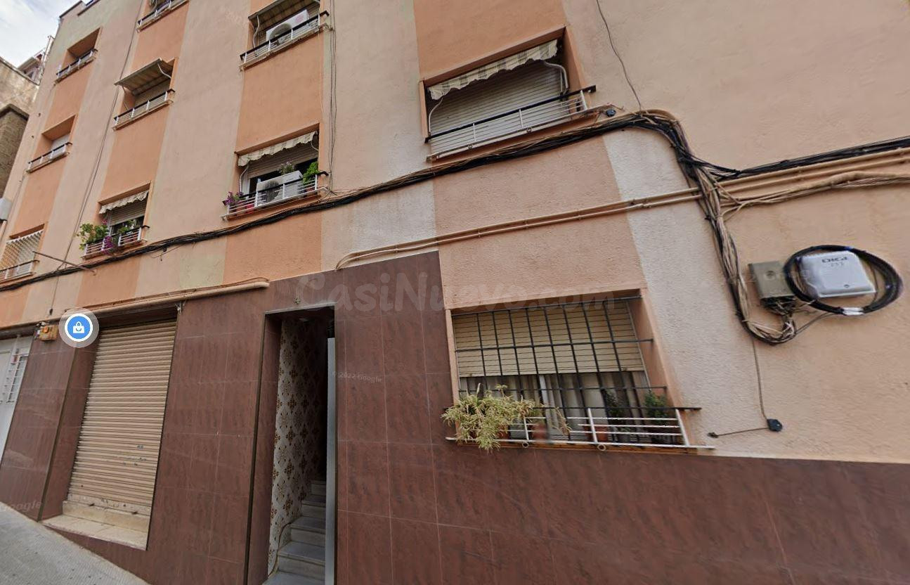 Se vende Piso OKUPADO en Calle Antoni Botey Badalona, (Barcelona).