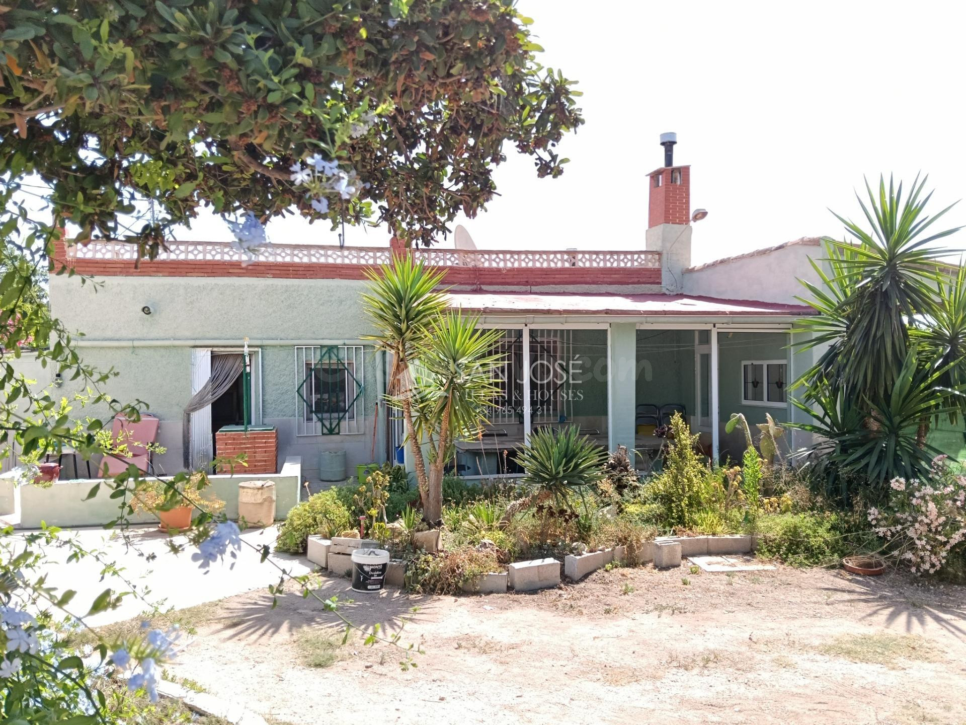 SE VENDE CHALET CON CASA DE INVITADOS PARA ENTRAR A VIVIR EN LA ROMANA