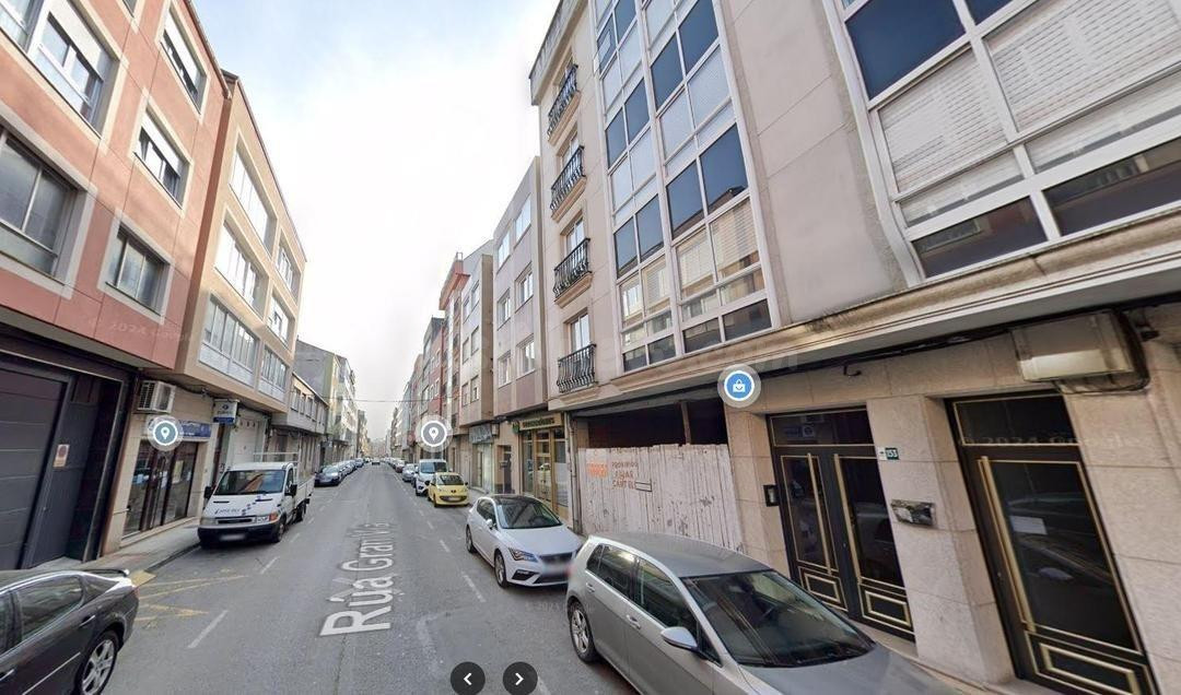 Se vende residencial con garaje OKUPA en Calle Ru Gran Vía en Carballo (A Coruña).