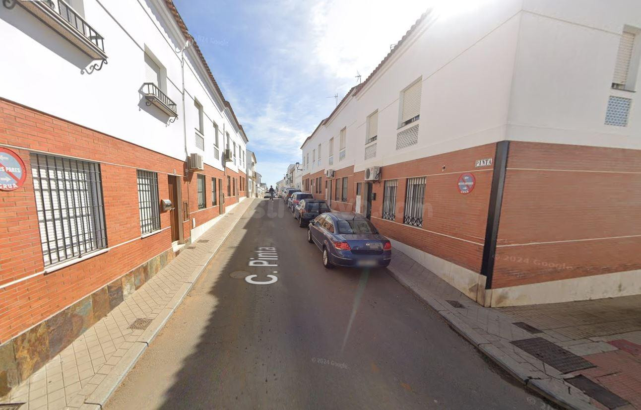 Se vende CASA INDEPENDIENTE + GARAJE OKUPADOS en en Calle Pinta Lepe (Huelva)