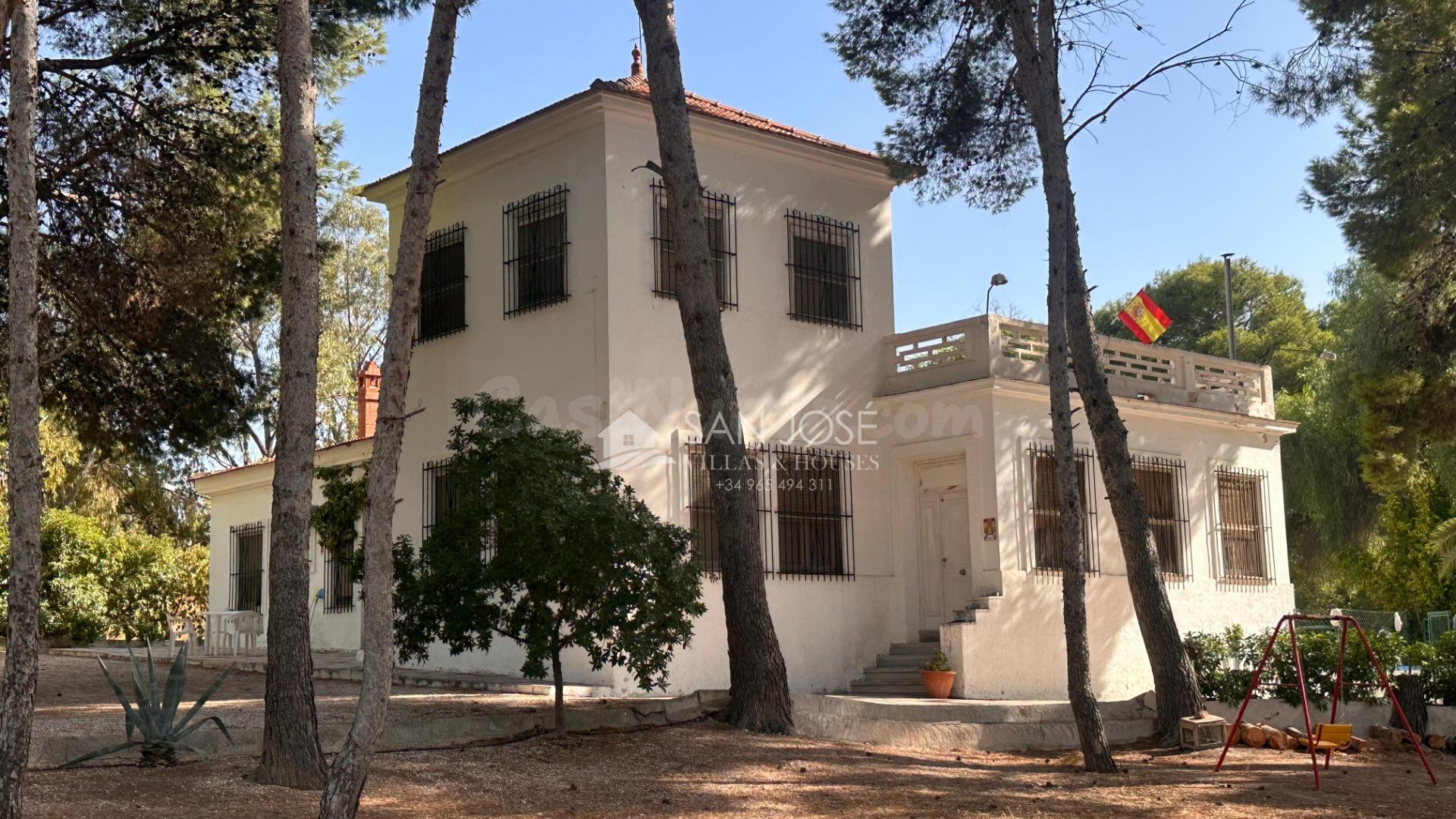 SE VENDE CHALET VILLA A ESCASOS 300 METROS DEL PUEBLO DE ASPE
