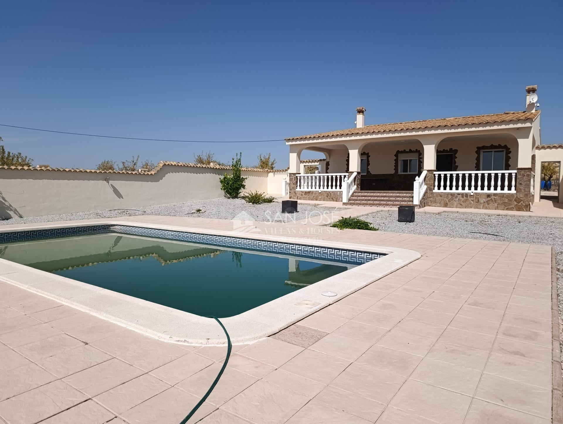 SE VENDE ESPECTACULAR CHALET EN LAS MONTAÑAS DE PINOSO - MONOVAR