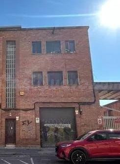 SE VENDE NAVE OKUPADA EN HOSPITALET DE LLOBREGAT (Barcelona).