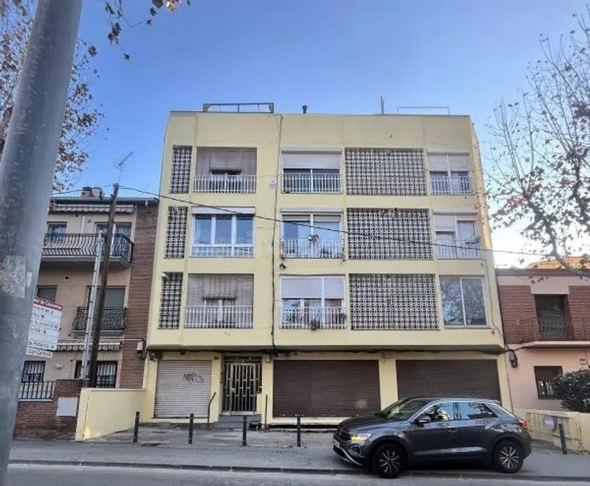 Se vende PISO OKUPADO en Avenida Canovelles 8 de Canovelles (Barcelona).
