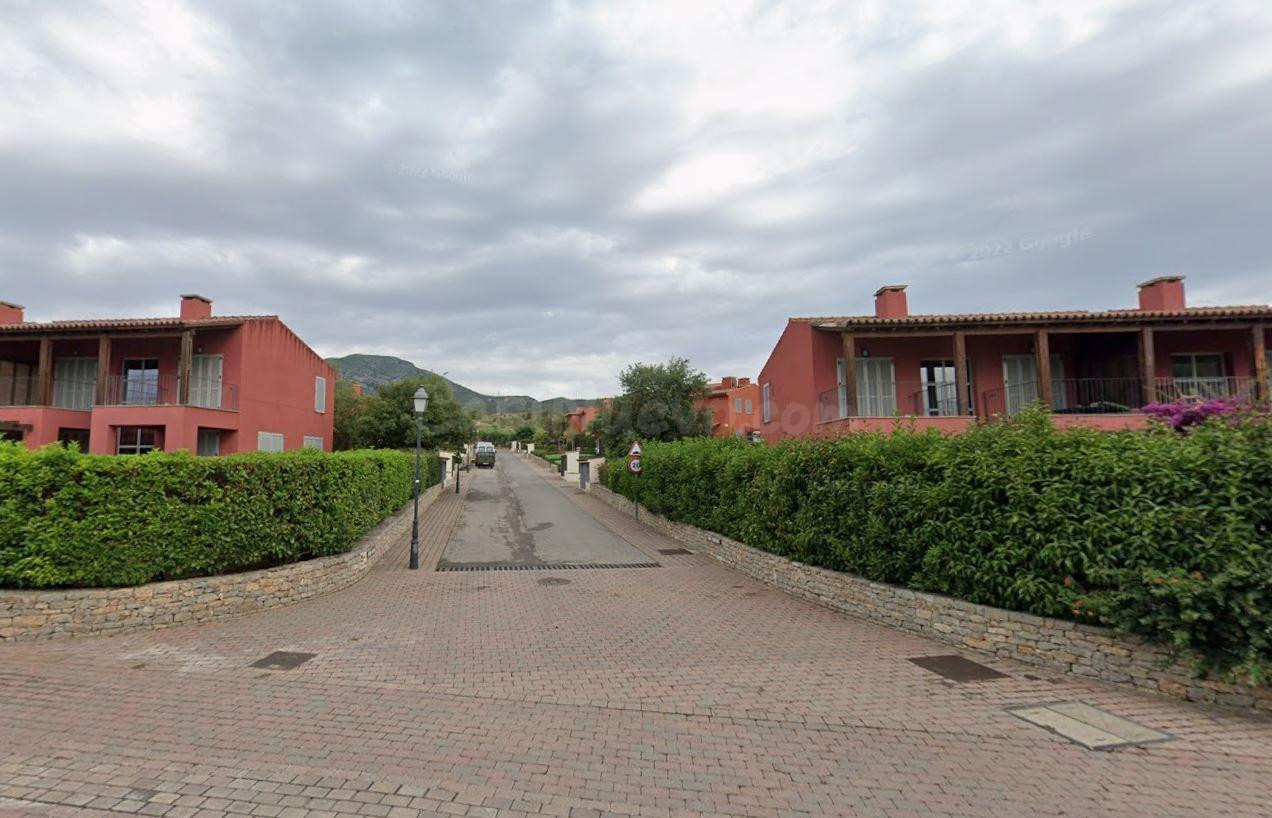 Se vende casa adosada OKUPADA en Calle dels Costers 2 en Mont Roig del Camp (Tarragona).