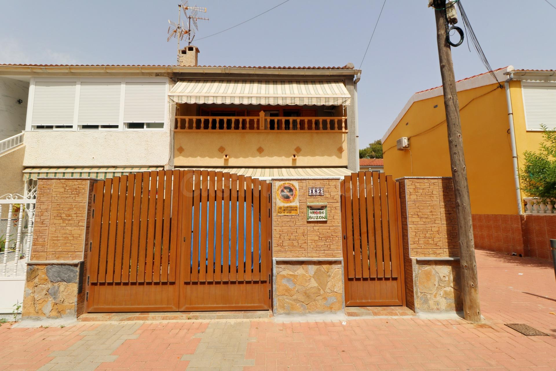 ADOSADO DE ESQUINA JUNTO AL MAR
