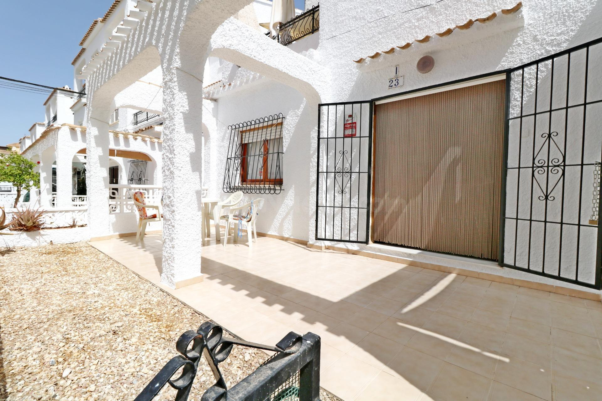 Encantador Bungalow de Planta Baja en Torrevieja, a Pasos del Mar