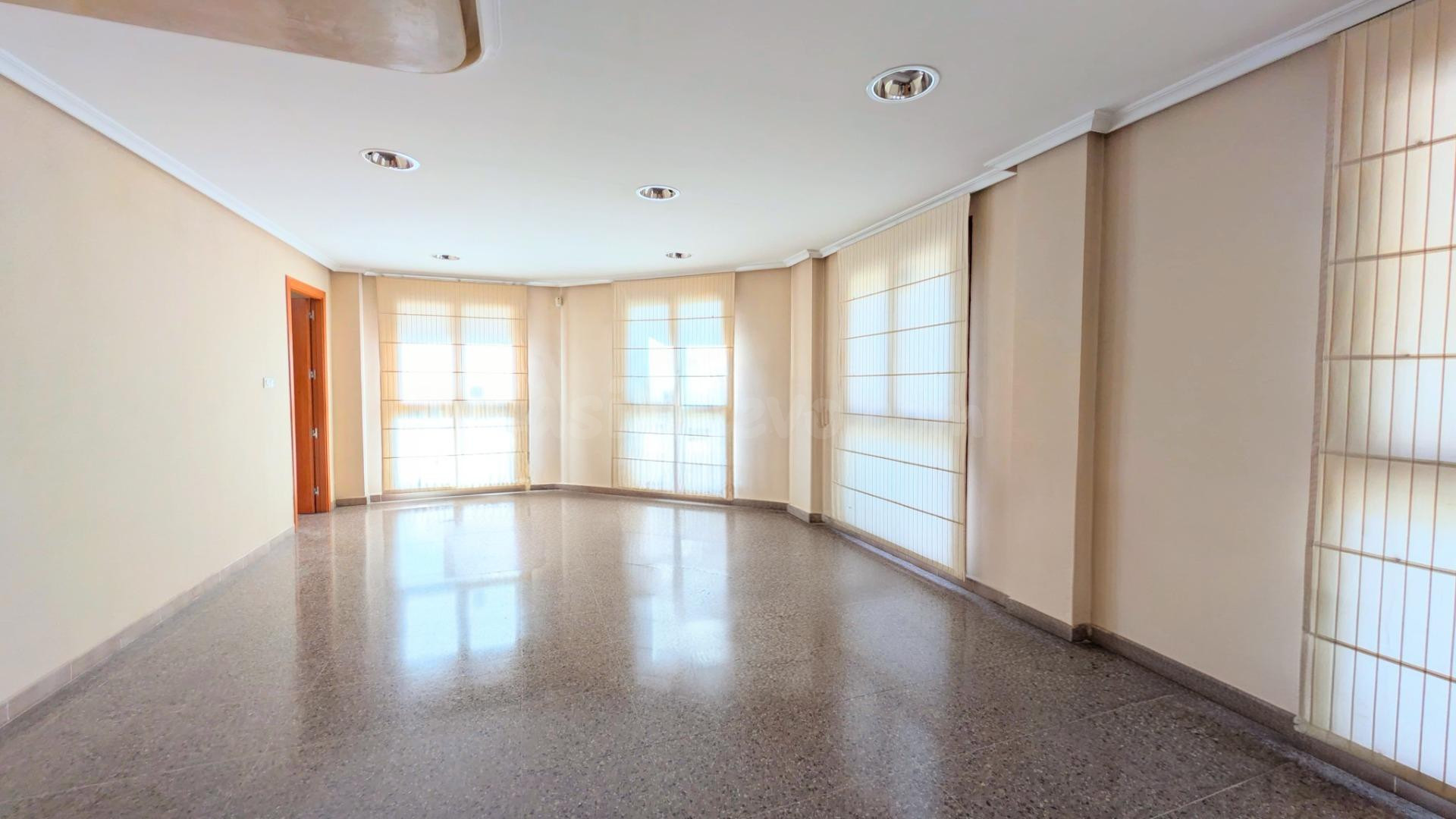 ¡AMPLIA OFICINA EN VENTA EN  LA DEMANDADA ZONA ASILO JUNTO AL CEU!