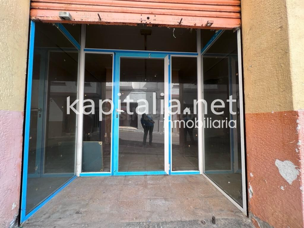 PISO Y BAJO COMECIAL CENTRICO A LA VENTA EN LA LLOSA DE RANES