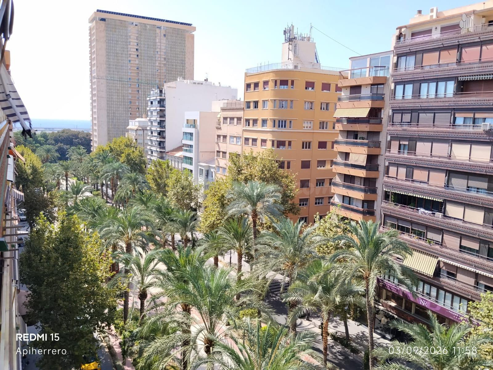 GRAN PISO DE 150 M2 APROX. EN PISO ALTO, MUY LUMINOSO, CON 5 habitaciones, 2 BAÑOS, 2 PLAZAS DE GARAJE Y TRASTERO EN UNA DE LAS MEJORES ZONAS DE ALICANTE