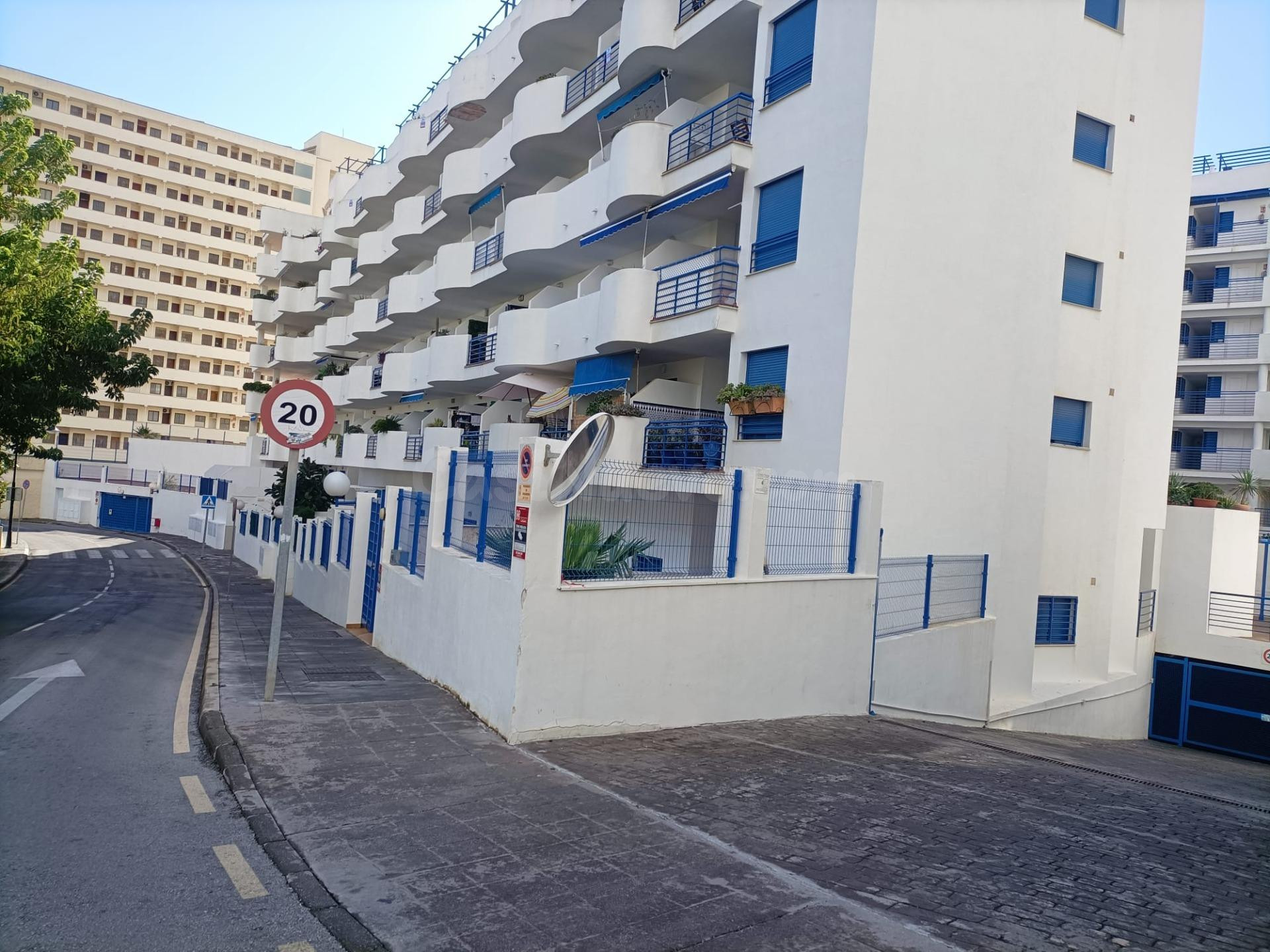 PLAZA DE GARAJE + ARMARIO TRASTERO EN BENALMADENA COSTA (A 250 M DEL MAR)