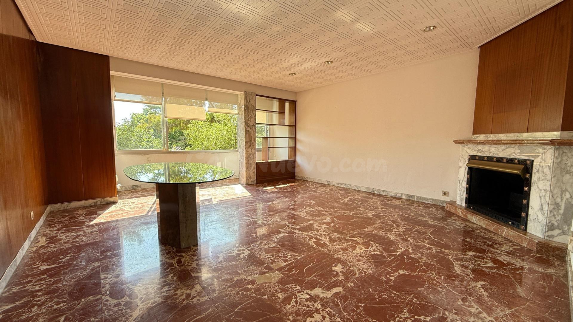 Piso amplio con salón de 28 m2, vistas despejadas y 3 habitaciones en Cas Capiscol