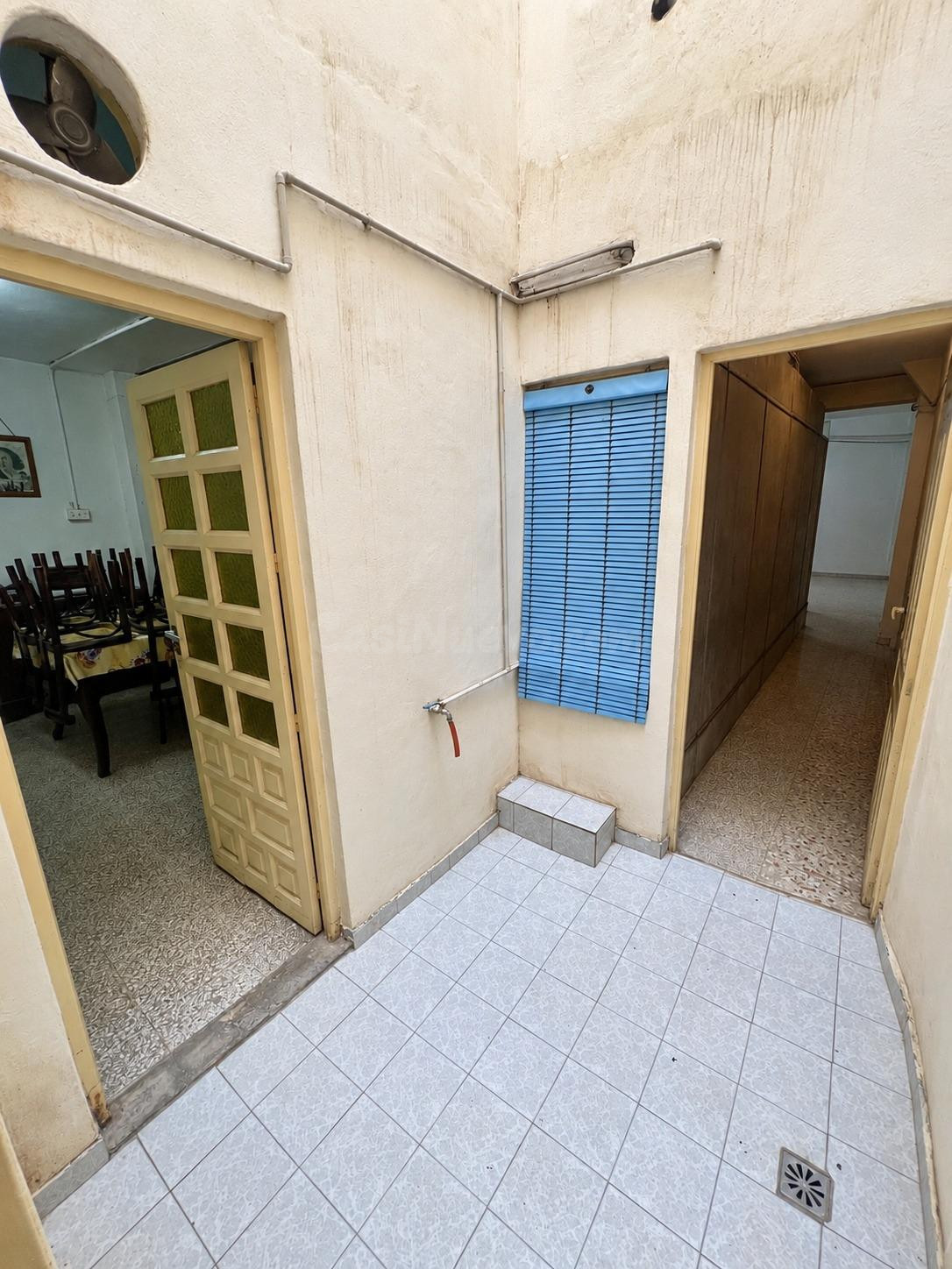 ¡Local en El Toscar con patio, vado y posibilidad de hacer vivienda!