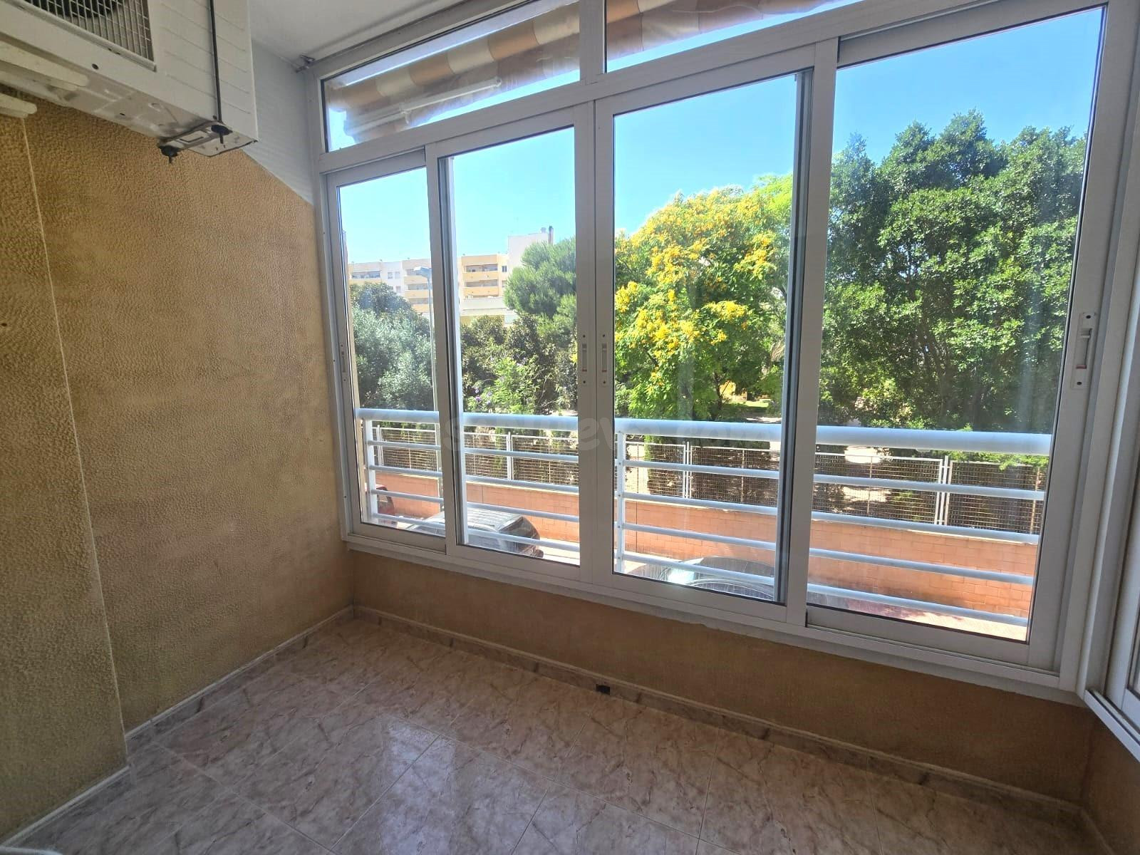 Apartamento con 1 dormitorio, 1 cuarto de baño, a unos 10/15 min. a pie de la Playa del Cura