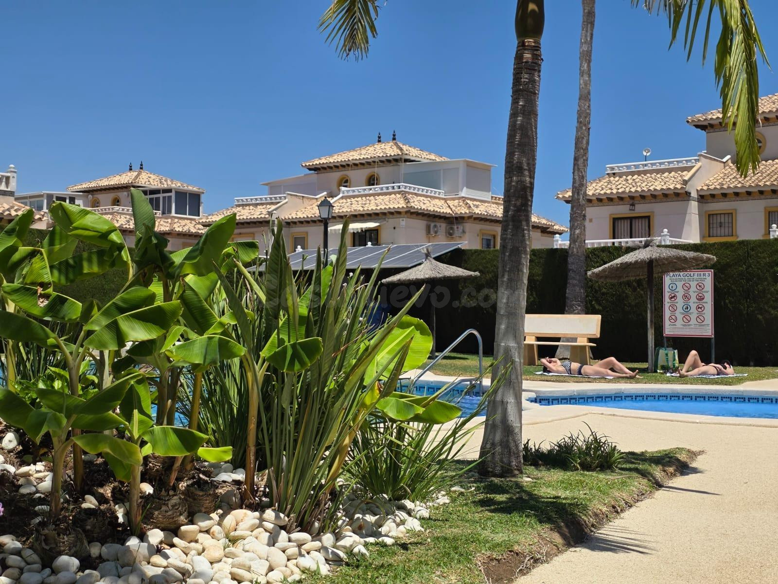 ALQUILER-ATICO-3 PLANTA SIN ASCENSOR-LOMAS DE CABO ROIG-2D-1B-BALCON-SOLARIUM-piscina comunitaria