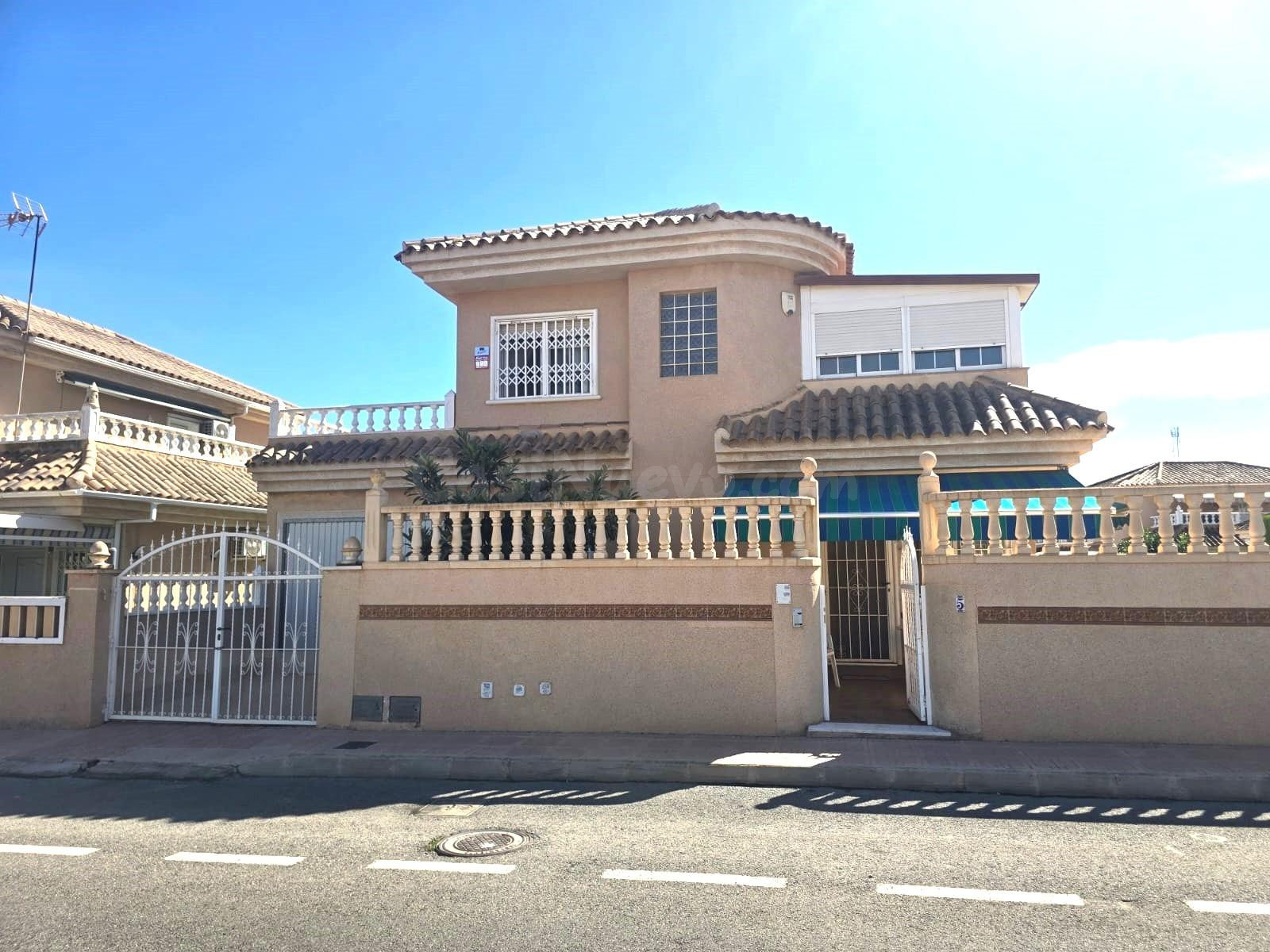 Chalet espacioso, 3 dormitorios, 2 baños, garaje, jardín muy amplio, piscina comunitaria, en Los Altos del Edén/Los Balcones - Torrevieja