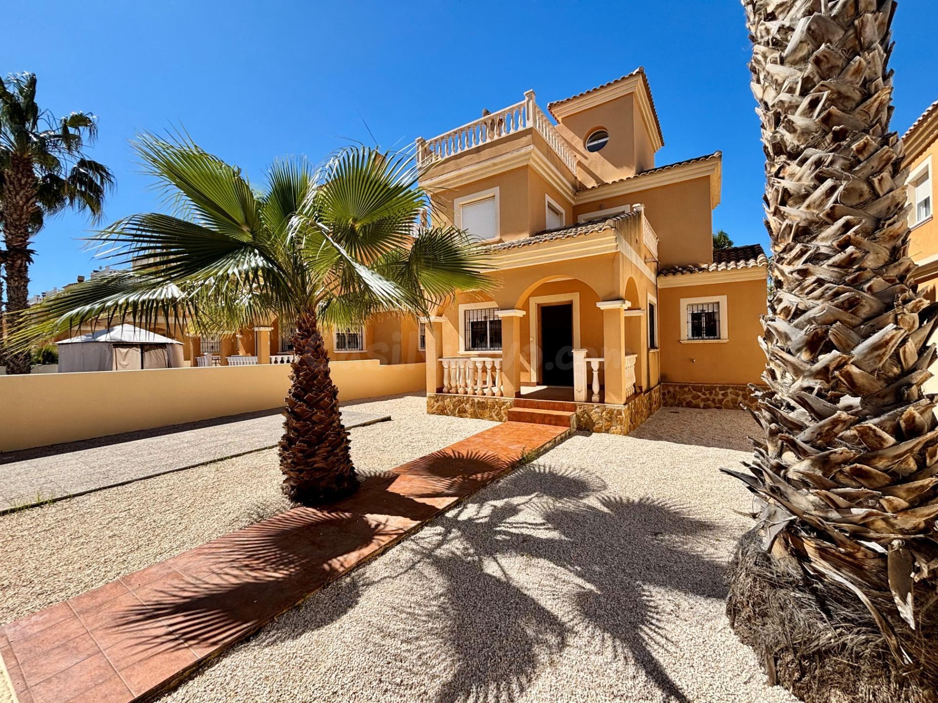 Chalet en urbanización con piscina comunitaria en Lo Crispín, Algorfa