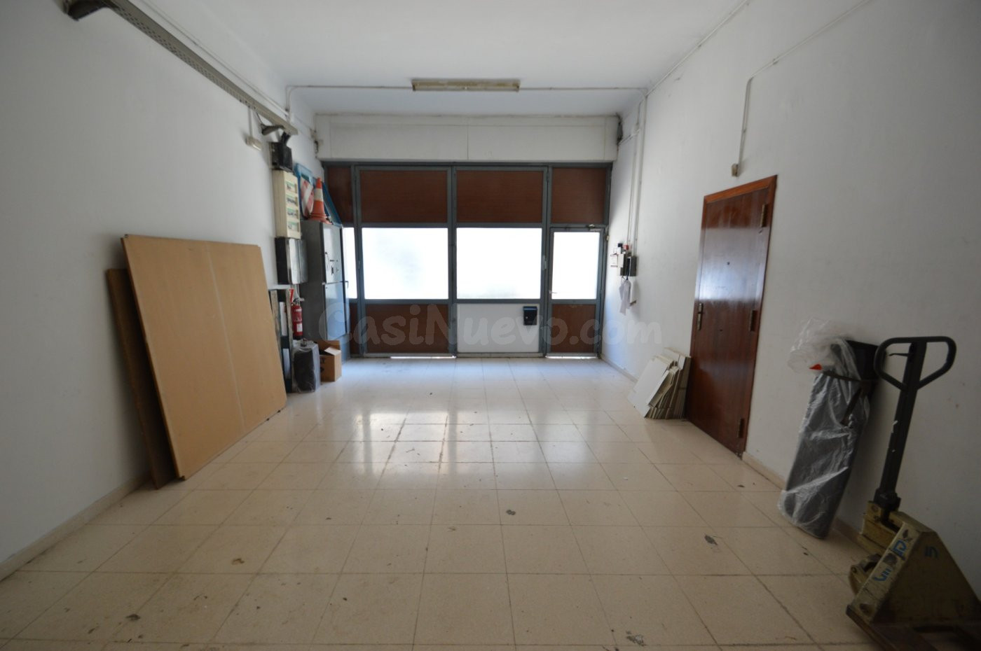 Local de 253m2, en planta baja diáfano, V. permanente. Alquilado actualmente.