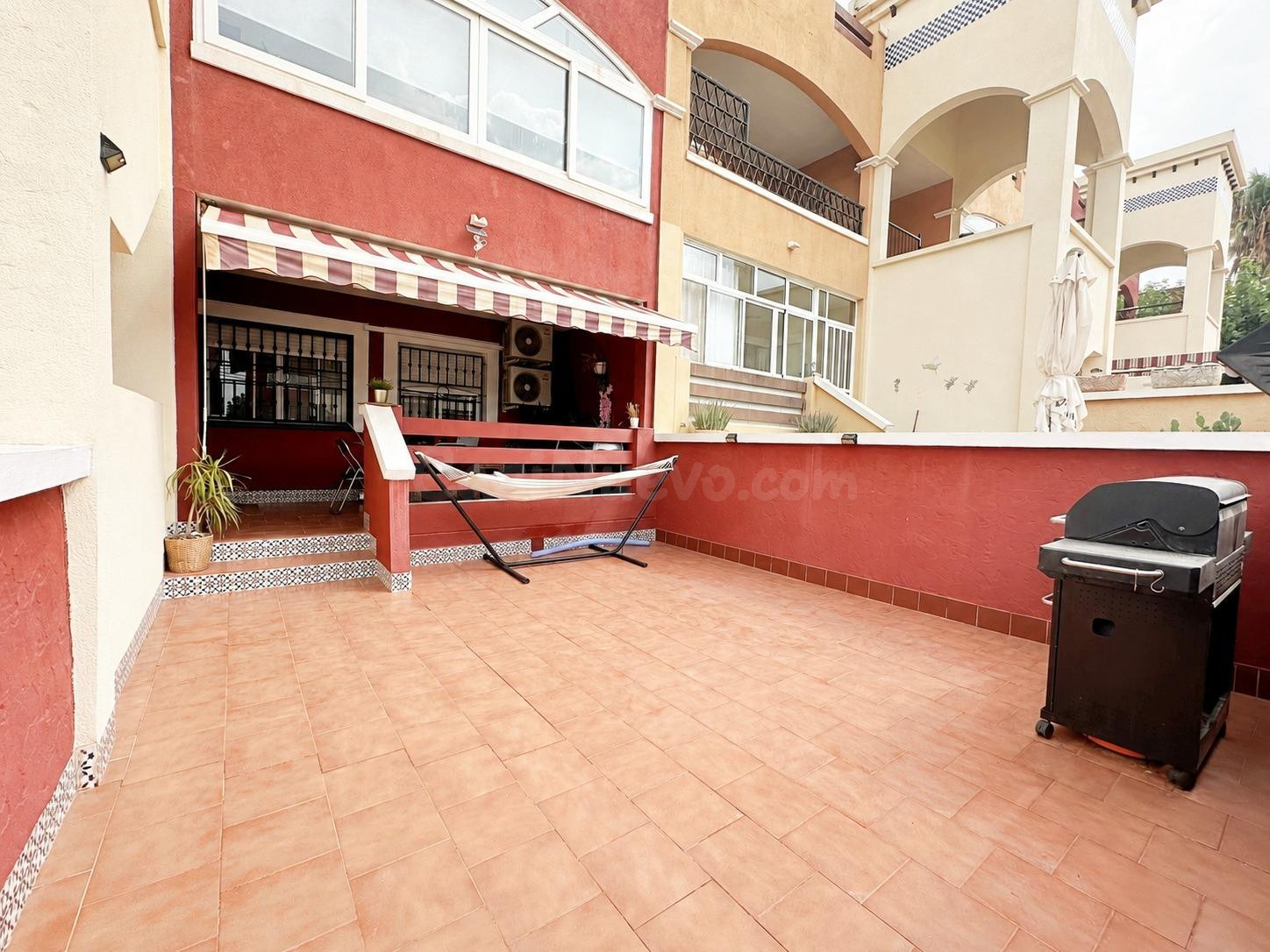 Bungalow en planta baja con amplia terraza y piscina comunitaria en Los Altos