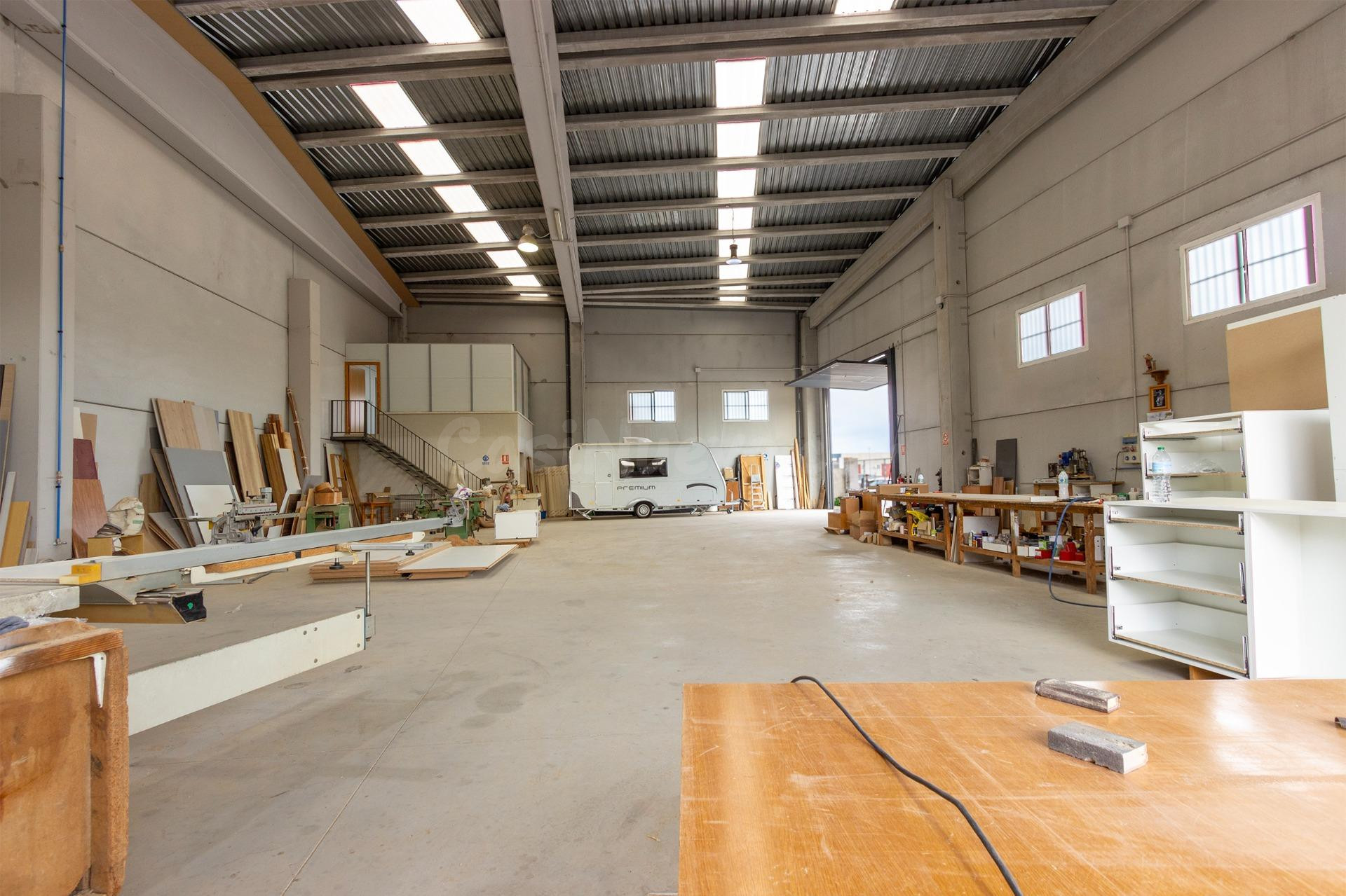 🏬 Venta Integral de Nave Industrial de 706 m2 en Parcela de 1.225 m2 con 2 Negocios en Activo (Inmueble, Maquinaria y Licencias)