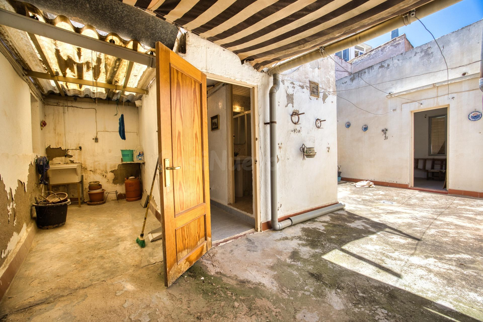 ¡CASA DE PUEBLO PARA REFORMAR EN BIGASTRO! Casa de Pueblo Auténtica con Patio, Chimenea y Solárium Privado ✨