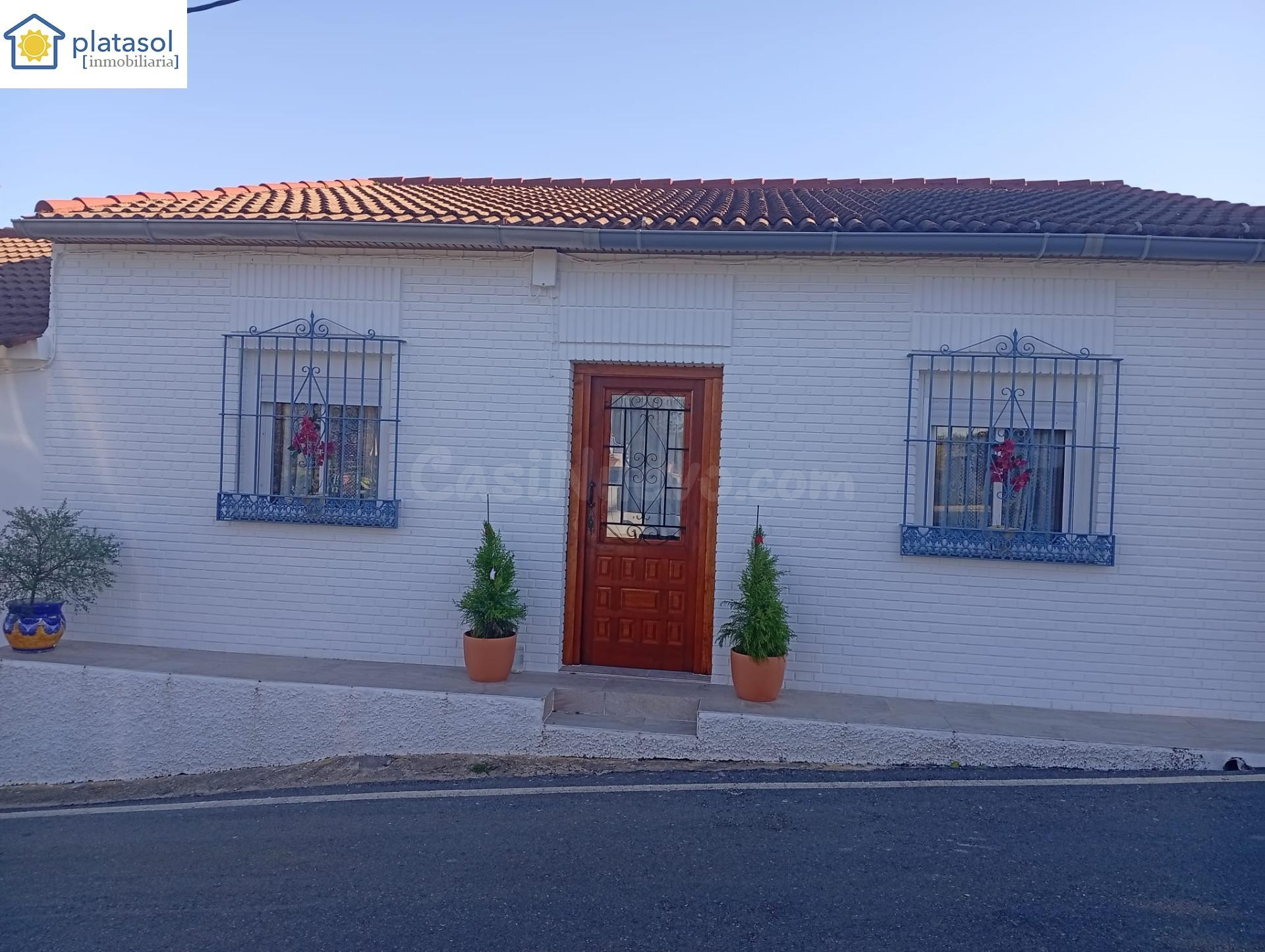 Encantadora casa reformada y amueblada con amplia parcela en Juan Gallego (El Madroño)