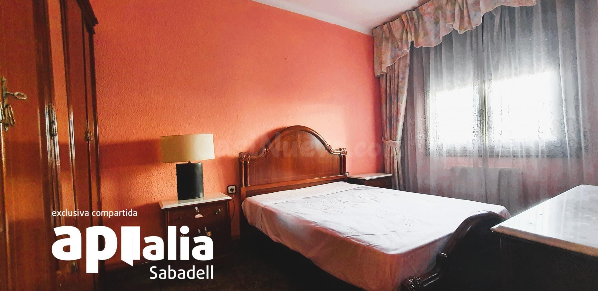PISO DE 4 habitaciones CON ASCENSOR Y BALCON EN LA CREU DE BARBERÀ !!!