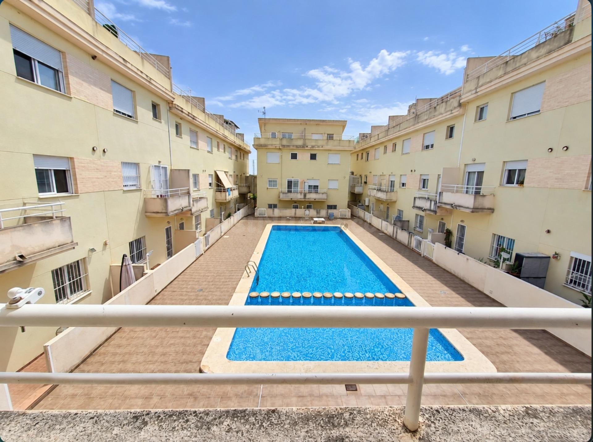 Adosado con 3 dormitorios, 4 baños, garaje, buhardilla, terraza y piscina comunitaria en Favara.