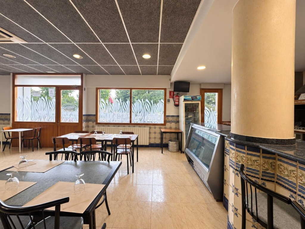 OPORTUNIDAD EN NAVARCLES: BAR RESTAURANTE EN FUNCIONAMIENTO CON VIVIENDA A REFORMAR