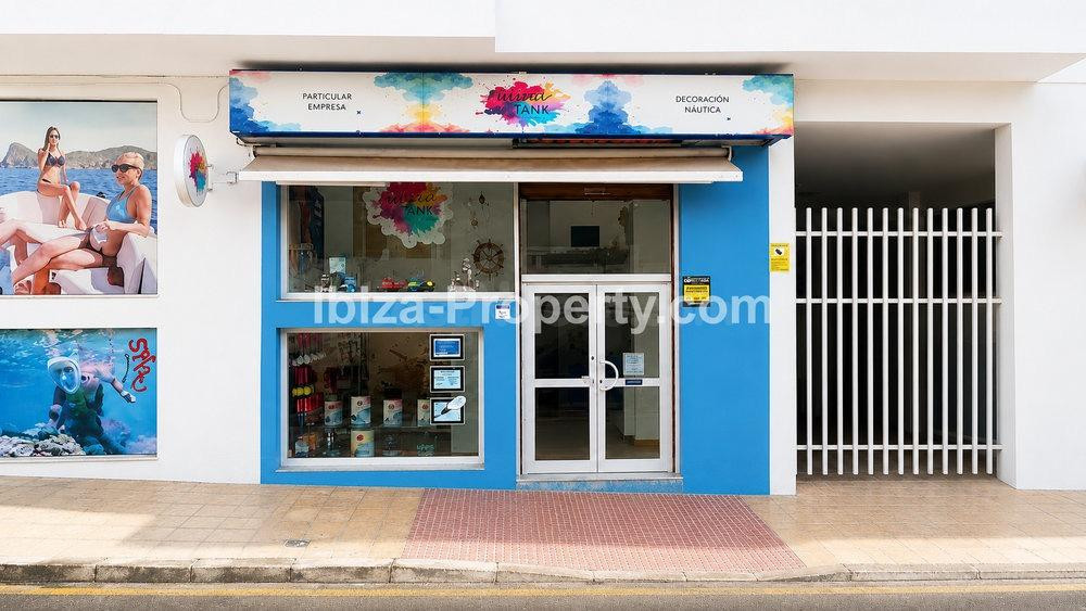 VENTA – Amplio local comercial de 113 m2 en el centro de San Antonio, Ibiza
